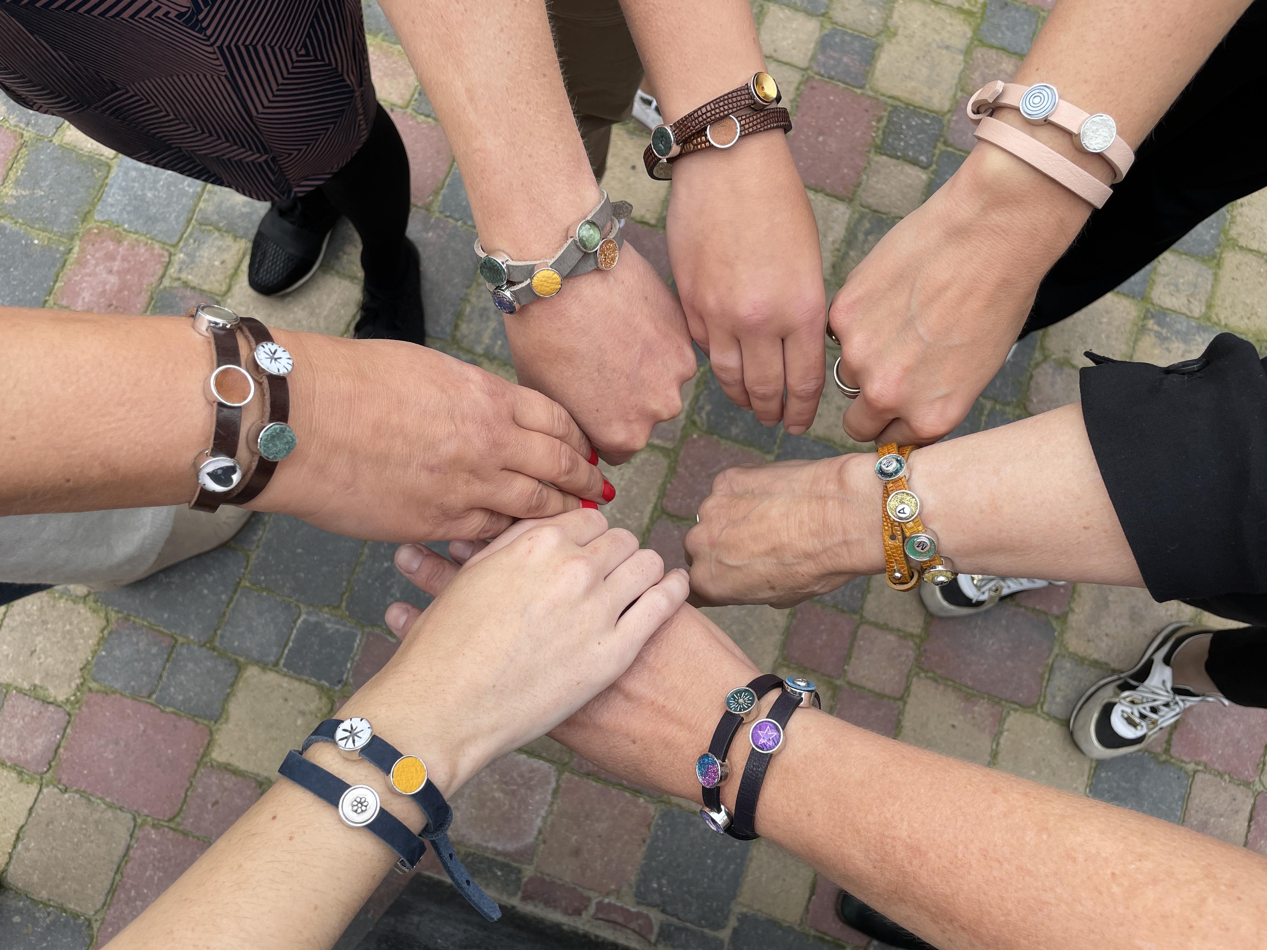 Sieraad maken: cuioi armband met cabochons — foto 3