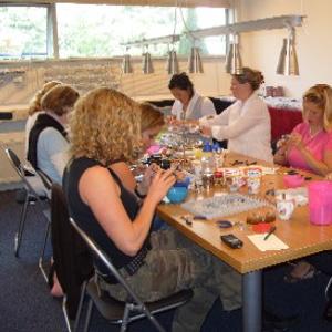 Workshops sieraden of zeepketting maken, manicure, make-up
