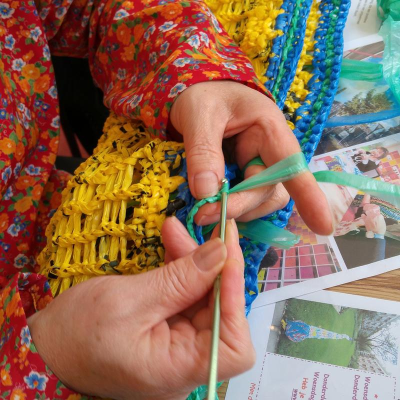 Haak-in  haken met plastic tassen - creatief hergebruik - — foto 4