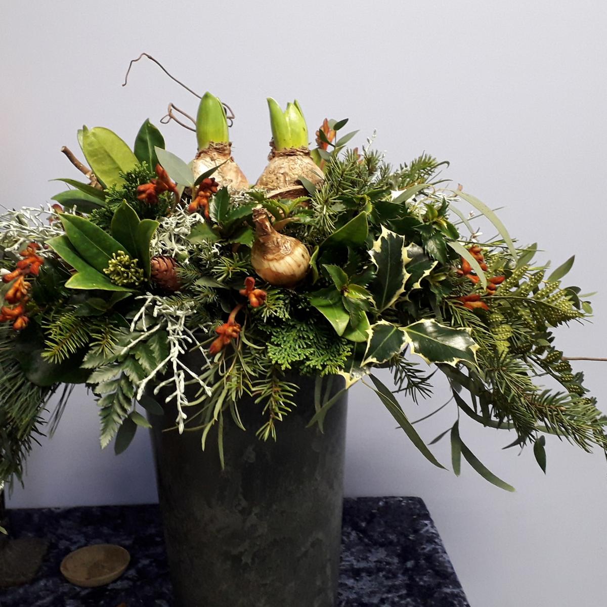 Kerststuk maken met bloemen, groen en bloembollen Gilze en